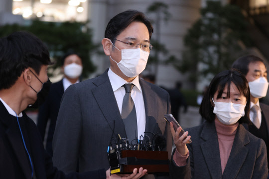 이재용 삼성전자 부회장이 9일 오후 서울 서초구 서울고법에서 열린 '국정농단' 사건 파기환송심 재판에 출석한 뒤 법정을 나서고 있다. 연합뉴스